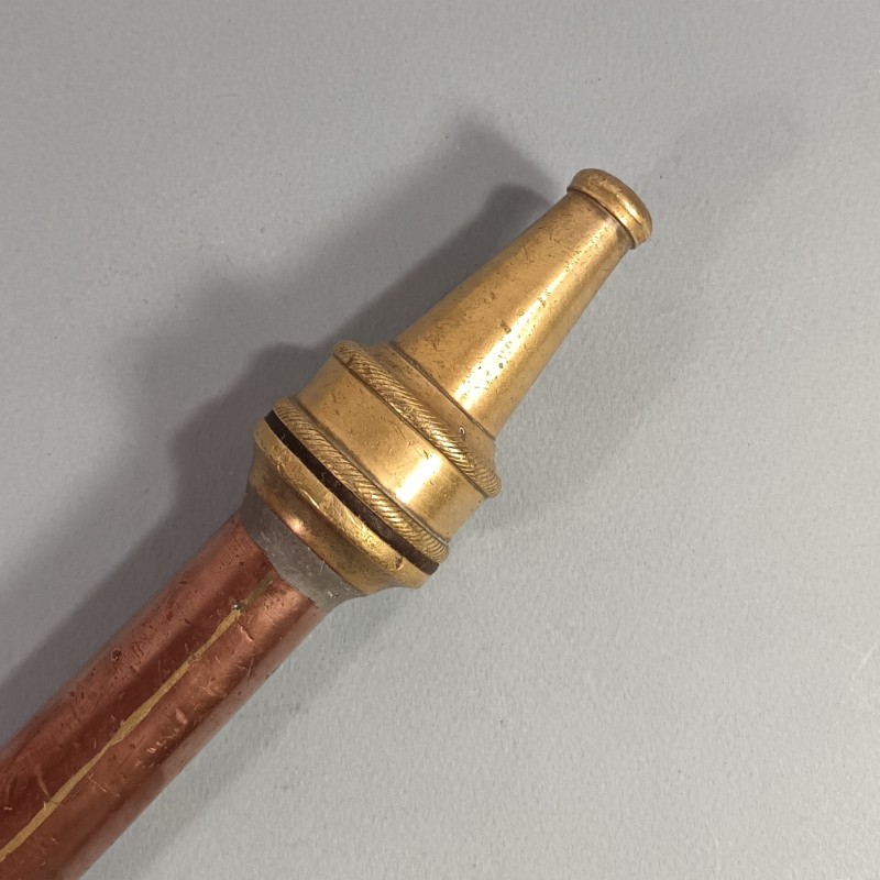 LANCE EN CUIVRE ET LAITON DES SAPEURS POMPIERS MODELE A VISSE XIX ème SIECLE LONGUEUR 77 cm